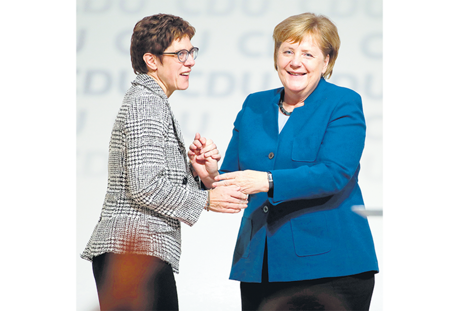 Annegret Kramp-Karrenbauer con la canciller alemana Angela Merkel. (Fuente: AFP)
