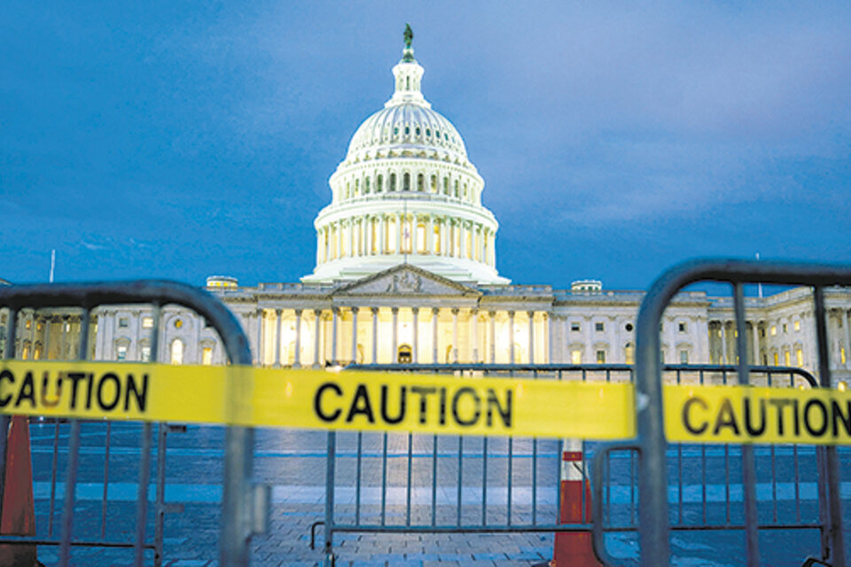 Vista del Capitolio en la madrugada de ayer, horas después del cierre parcial de los organismos federales de EE.UU.