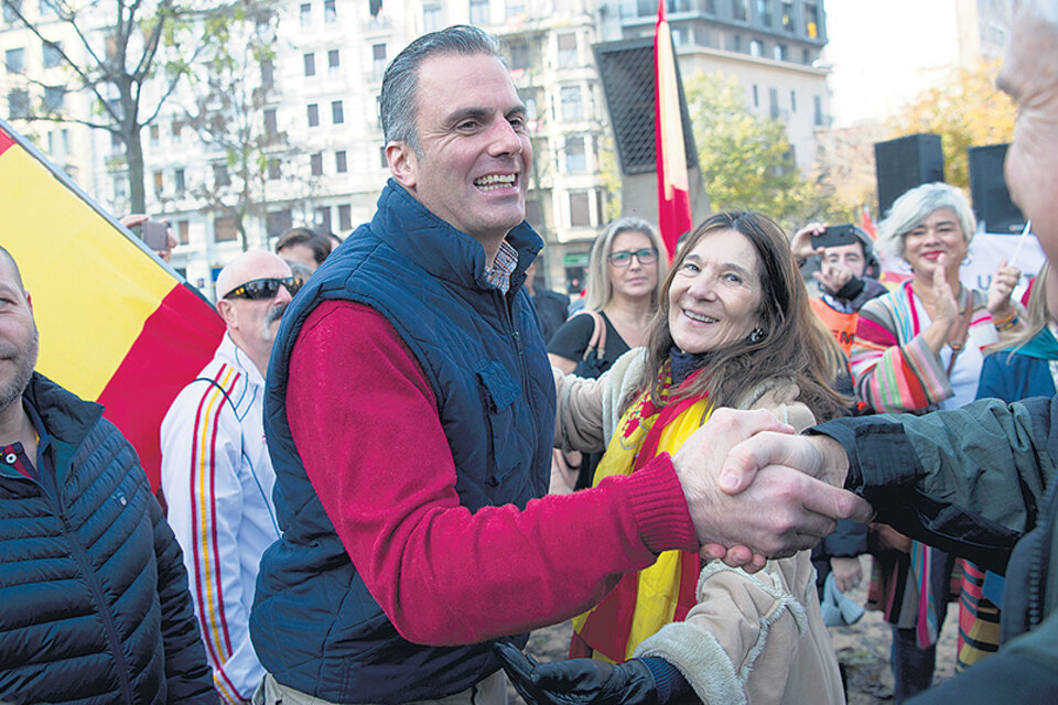 Javier Ortega Smith, secretario general de Vox, saluda a simpatizantes durante un acto político en Girona.