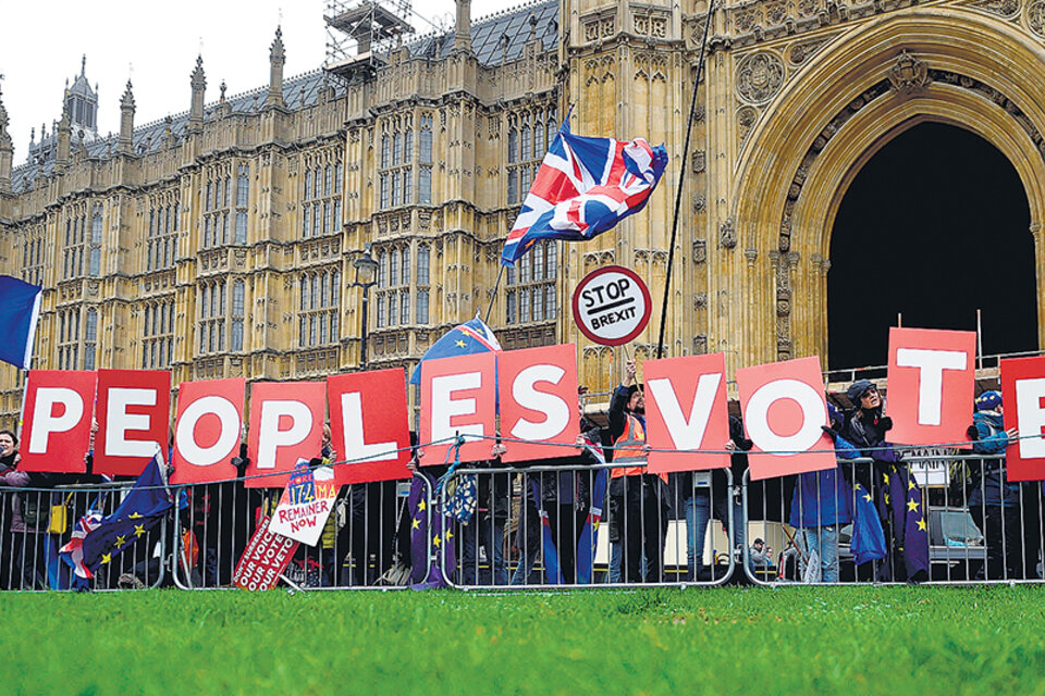 Ciudadanos en contra del Brexit se manifiestan a las afueras del Parlamento británico.