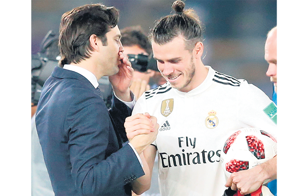 Santiago Solari saluda a Gareth Bale, que se llevó el balón por su triplete.