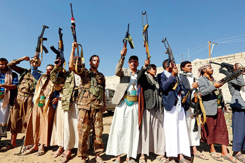 Milicianos hutíes en Saná celebran la tregua alcanzada en Suecia con el aval de la ONU.
