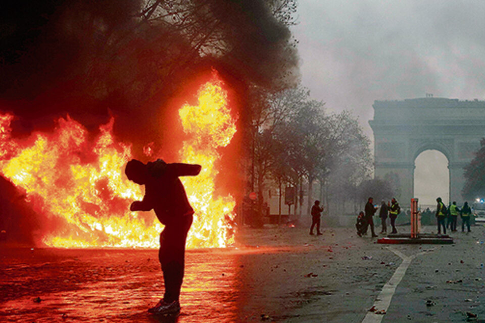 Protesta violenta y represión en Campos Elíseos.