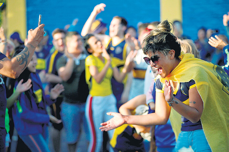 El banderazo de los hinchas de Boca para despedir al equipo.