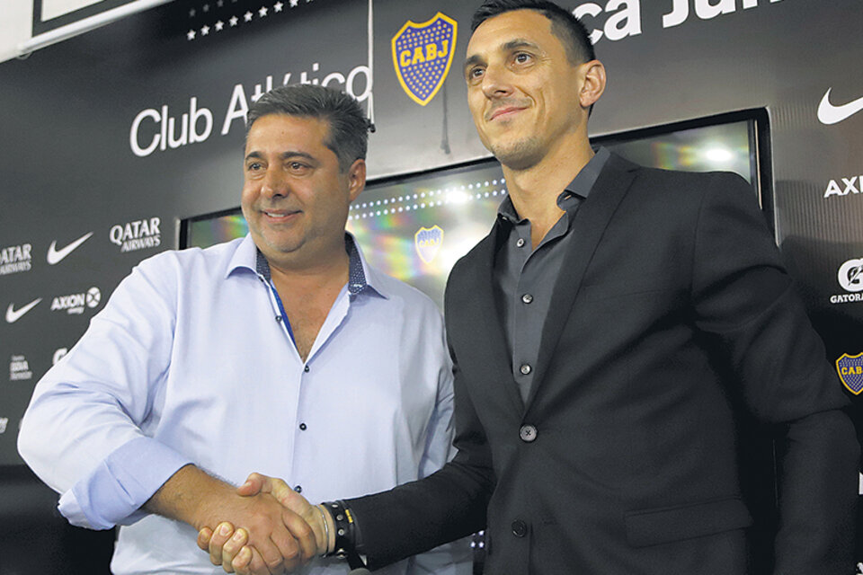 Tras su presentación como manager de Boca, Burdisso saluda al presidente Angelici. (Fuente: NA)