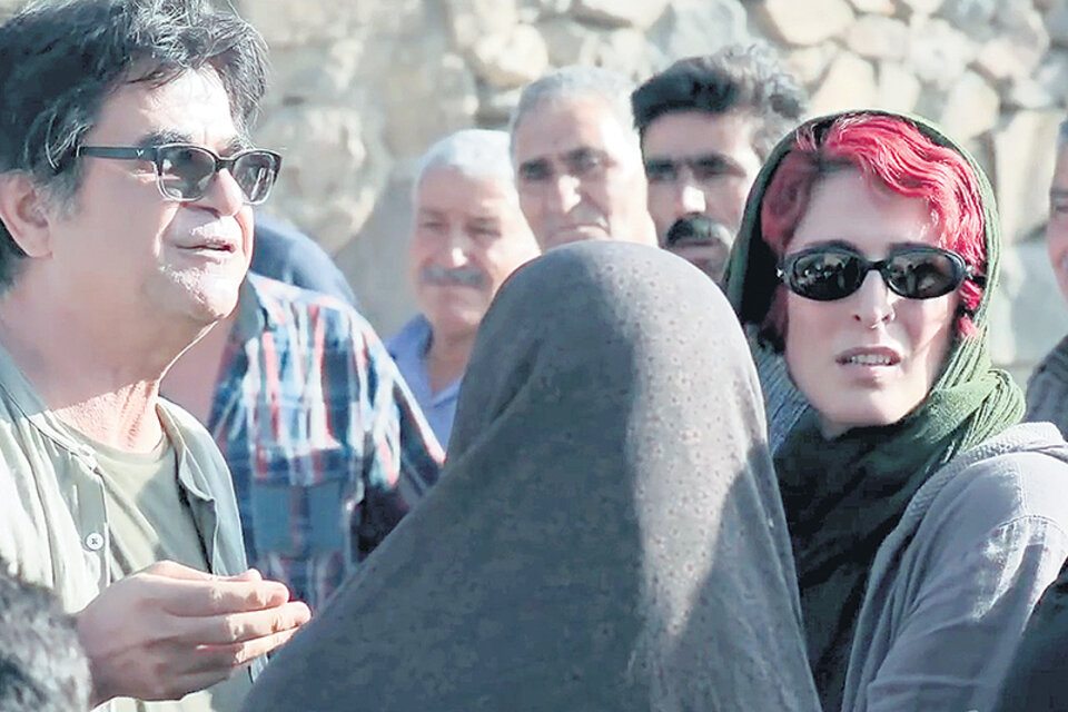 Panahi y su actriz Behnaz Jaffari llegan a una aldea remota en la frontera iraní con Turquía.