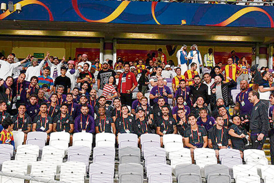 El plantel de River en el estadio Hazza bin Zayed viendo el contundente triunfo emiratí. (Fuente: NA)