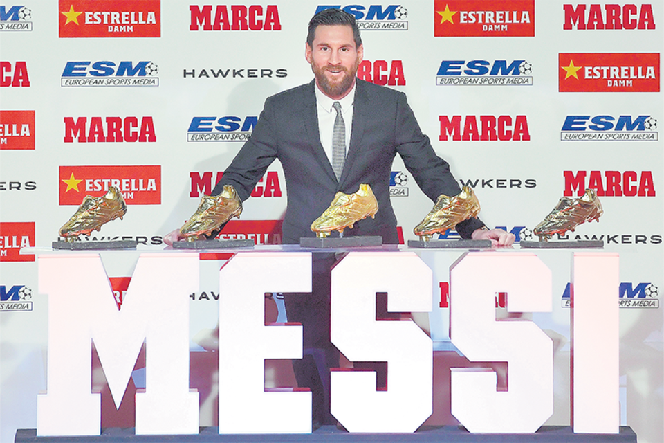 Messi con el premio que le fue entregado por los 34 goles convertidos en 36 encuentros. (Fuente: AFP)