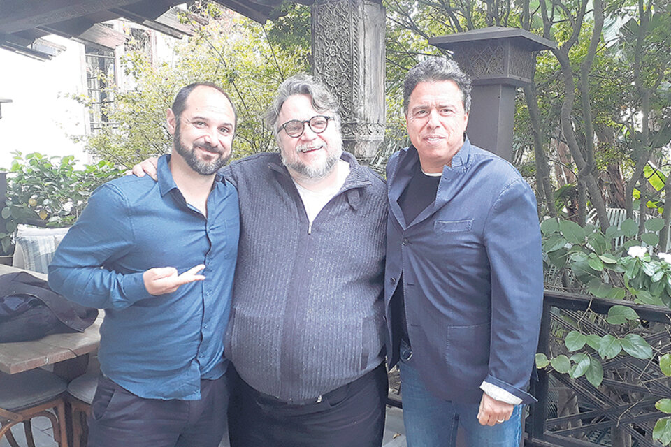 Demián Rugna, Guillermo del Toro y el guionista Sacha Gervasi.