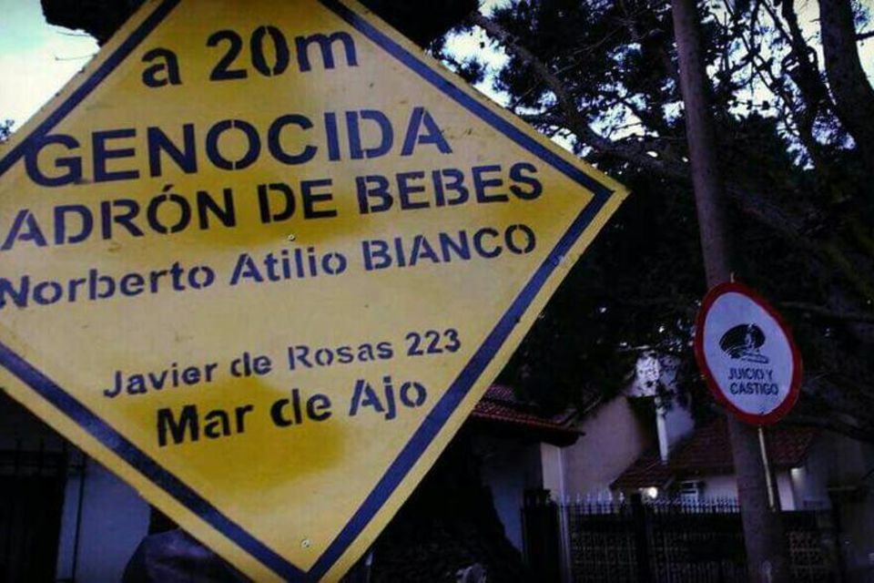 Los carteles con los que Mar de Ajó ahuyentó al exmédico represor de la dictadura, Norberto Bianco.