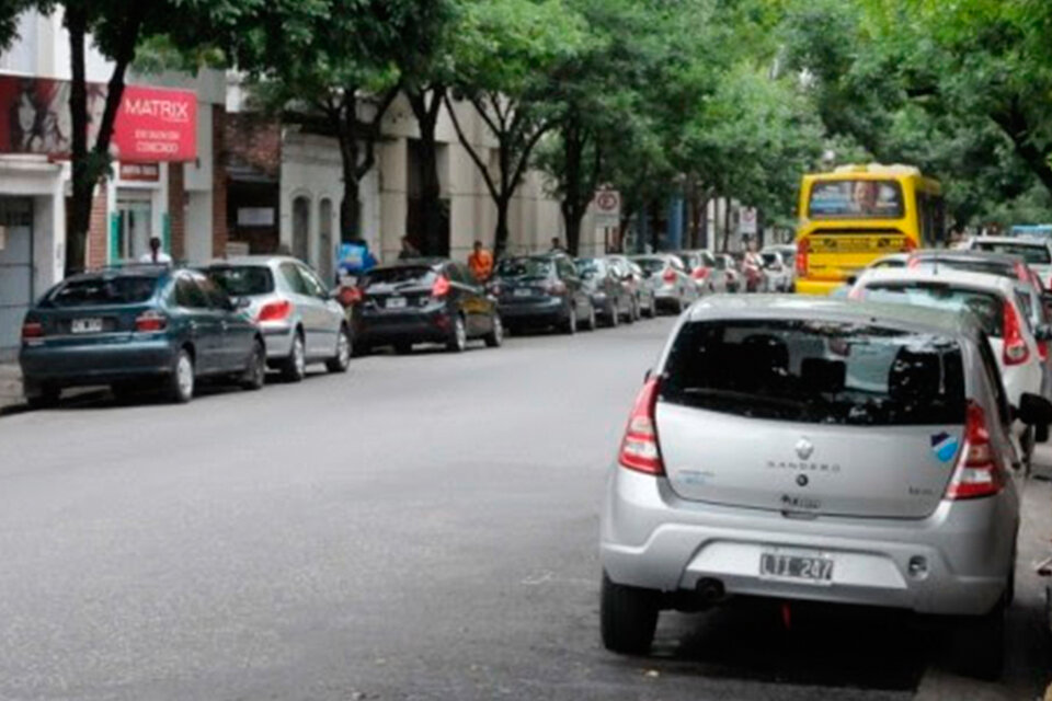 Estacionamiento en ambas manos, por las fiestas.