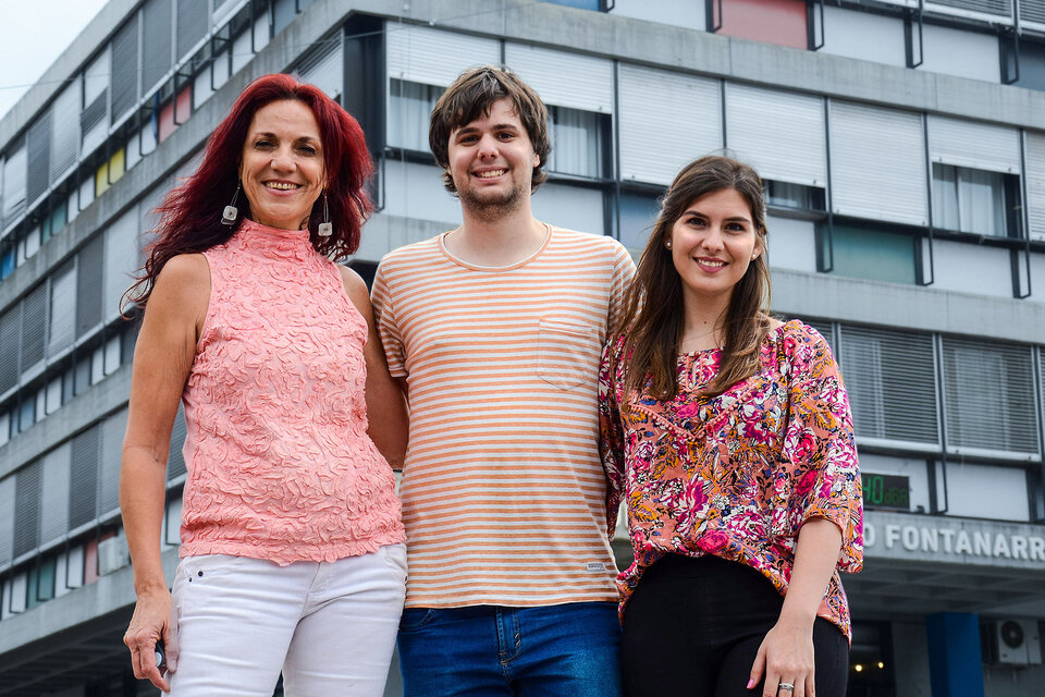 La directora Liliana Rateni junto a los estudiantes Tomas Degrati y Brenda Del Papa.