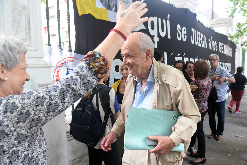 "Fuimos a ver a Feced para aclarar que una bibliotecaria no estaba involucrada y lo encontramos vestido de mujer". (Fuente: Sebastián Granata)