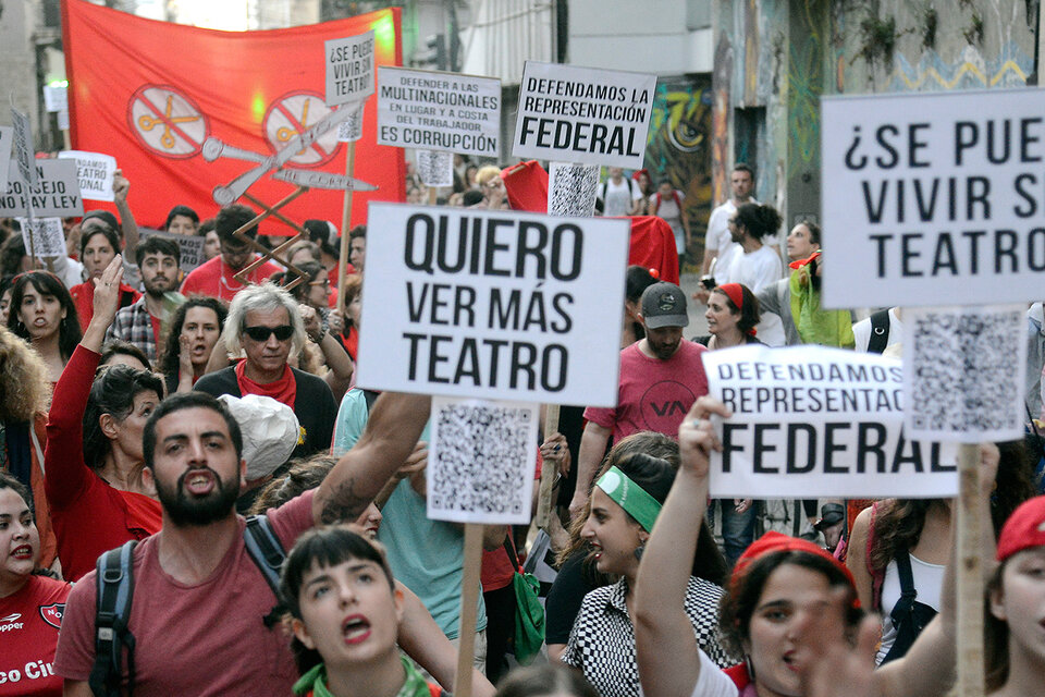 Los teatreros ya sacaron el conflicto a la calle. Esta semana hubo asamblea en el centro cultural La Toma. (Fuente: Andres Macera)