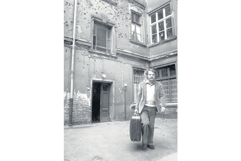 Saliendo de la casa de BerlIn, donde vivió 8 años de exilio. En las paredes, los rastros de la segunda guerra mundial, 1983.