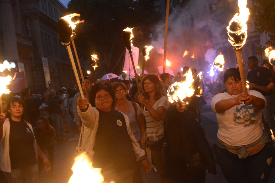 Una multitud de antorchas recorrieron la ciudad de Rosario reclamando el fin del tarifazo.