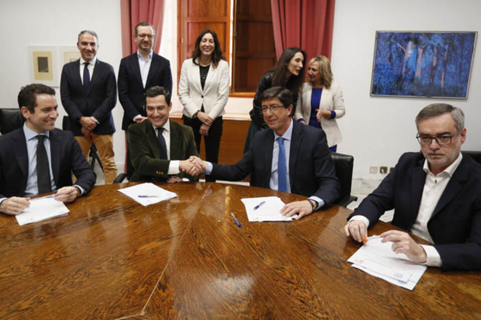 Moreno Bonilla (segundo desde la izquierda) celebra con Ciudadanos el pacto que lo hará presidente de Andalucía. (Fuente: EFE)
