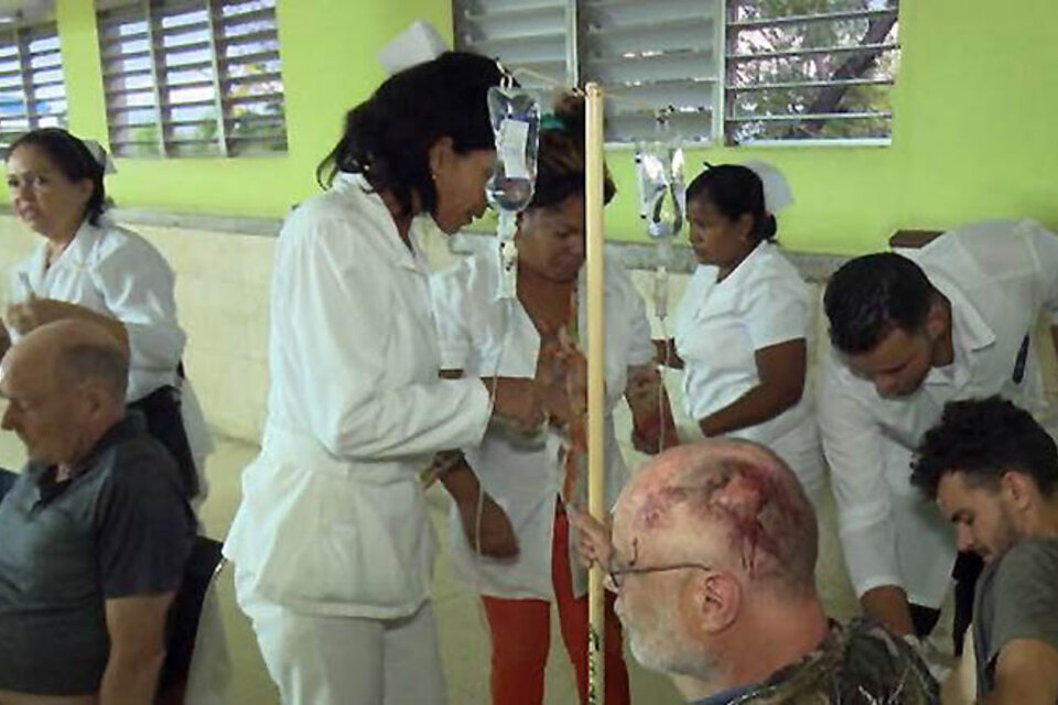 Médicos cubanos atienden a los heridos después del accidente. (Fuente: Juventud Rebelde)