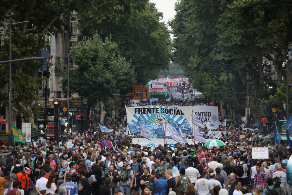Miles de personas se movilizan en rechazo al incremento de las tarifas. (Fuente: EFE/Juan Ignacio Roncoroni)