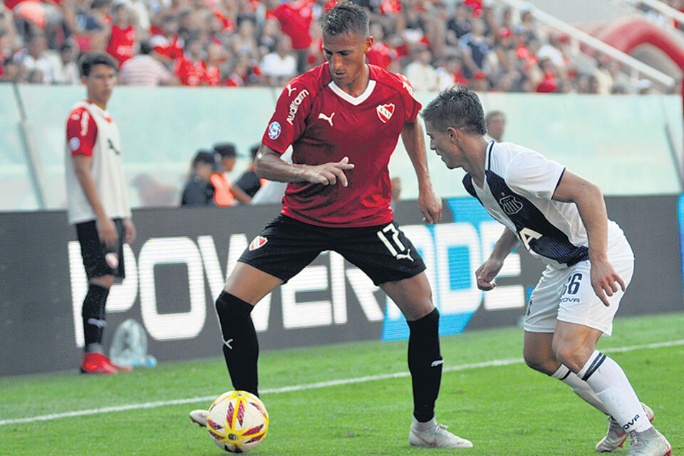 Braian Romero, que ingresó por Pablo Pérez, controla el balón ante Bersano. (Fuente: Julio Martín Mancini)