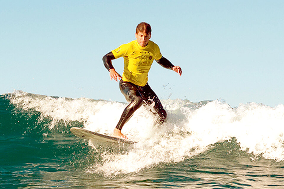 Pablo Martínez, de 28 años, surfeando las olas de su ciudad: Mar del Plata.