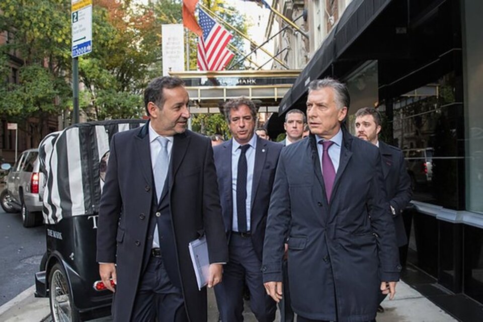 Fulvio Pompeo (izquierda) acompaña a Macri en sus viajes al exterior. (Fuente: Twitter)
