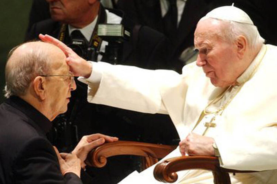 Maciel junto a Juan Pablo II, antes de caer en desgracia y cuando ya se sabía de su historial de abusos. (Fuente: Twitter)