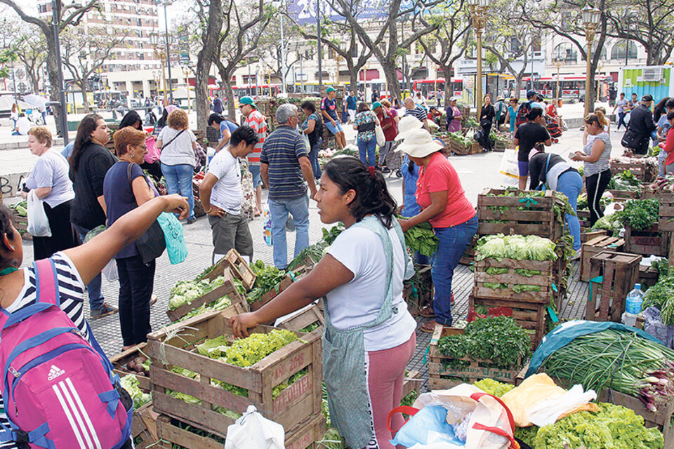 Los feriazos, como éste en plaza Once, son armados con lo mínimo: la mercadería y sus productores. (Fuente: Jorge Larrosa)