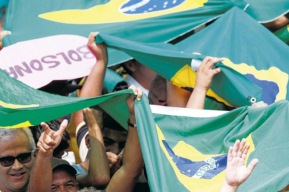 Seguidores de Bolsonaro imitan el gesto de “disparar” tan característico del nuevo presidente. (Fuente: EFE)