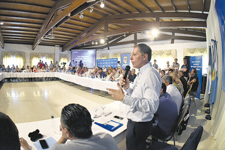 Decenas de dirigentes de toda la provincia participaron de la reunión encabezada por Fernando Grey. (Fuente: Télam)