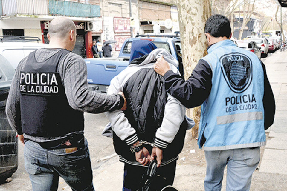 Amnistía también criticó el uso de pistolas Taser y la asociación oficial entre extranjeros y delitos. (Fuente: NA)