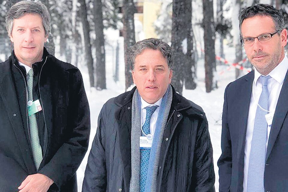 Un frío recibimiento le brindó Davos al equipo económico: Bausili, Dujovne y Sandleris.