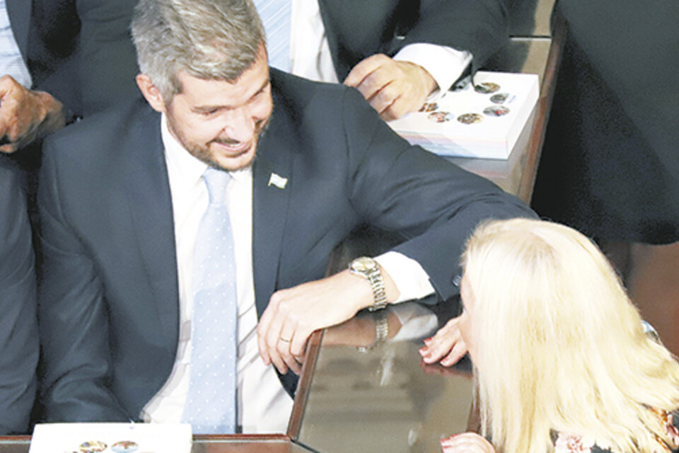 La reunión entre Marcos Peña y Elisa Carrió fue un intento por descomprimir la tensión entre la diputada y Macri. (Fuente: NA)