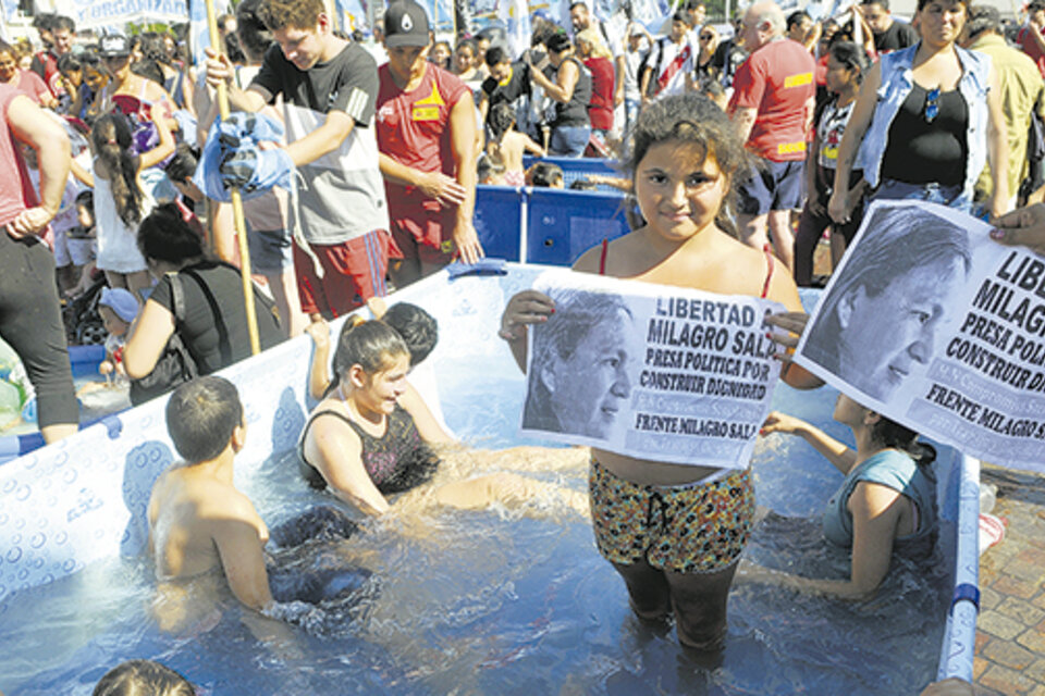 Los manifestantes llenaron las piletas de lona con agua que llevaron en botellas. (Fuente: Sandra Cartasso)