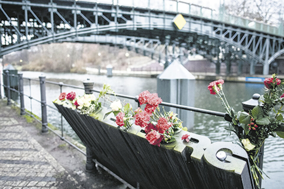 El memorial de Rosa Luxemburgo, en Berlín, cubierto de flores en el centenario de su muerte.