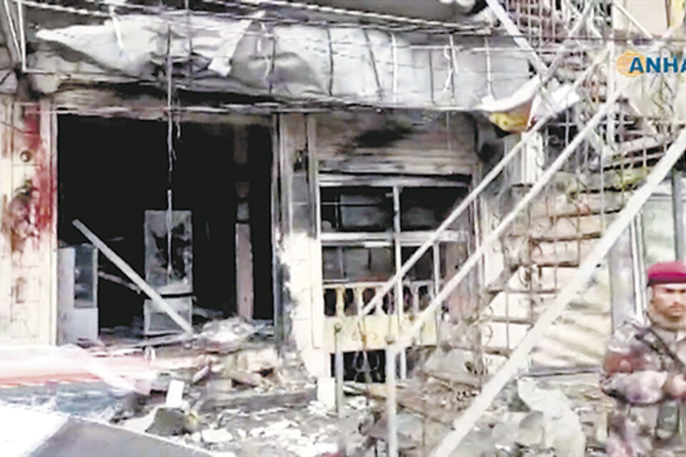 Así quedó el restaurante en Manbech luego de que un terrorista suicida se hizo explotar.