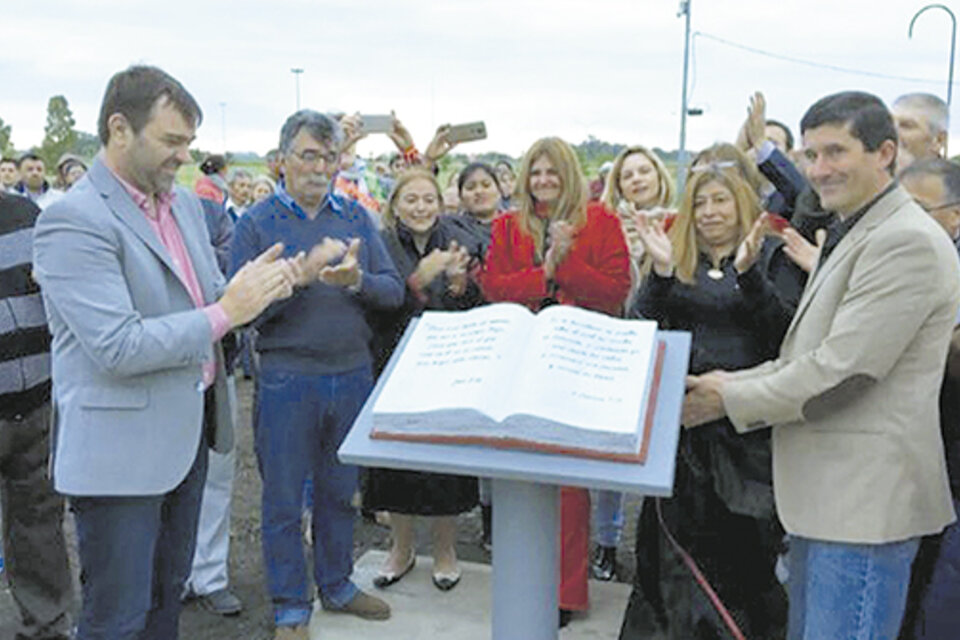 El intendente Peluso el día que inauguró el Monumento a la Biblia.
