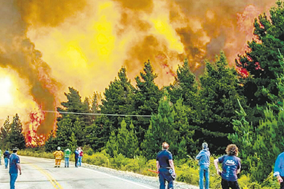 El fuego en Epuyén cruzaba la Ruta 40, pero ya fue habilitada al tránsito.