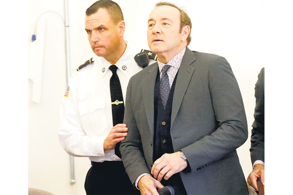 Kevin Spacey llega al juzgado de Nantucket, en la isla Massachusetts, acompañado por un policía.