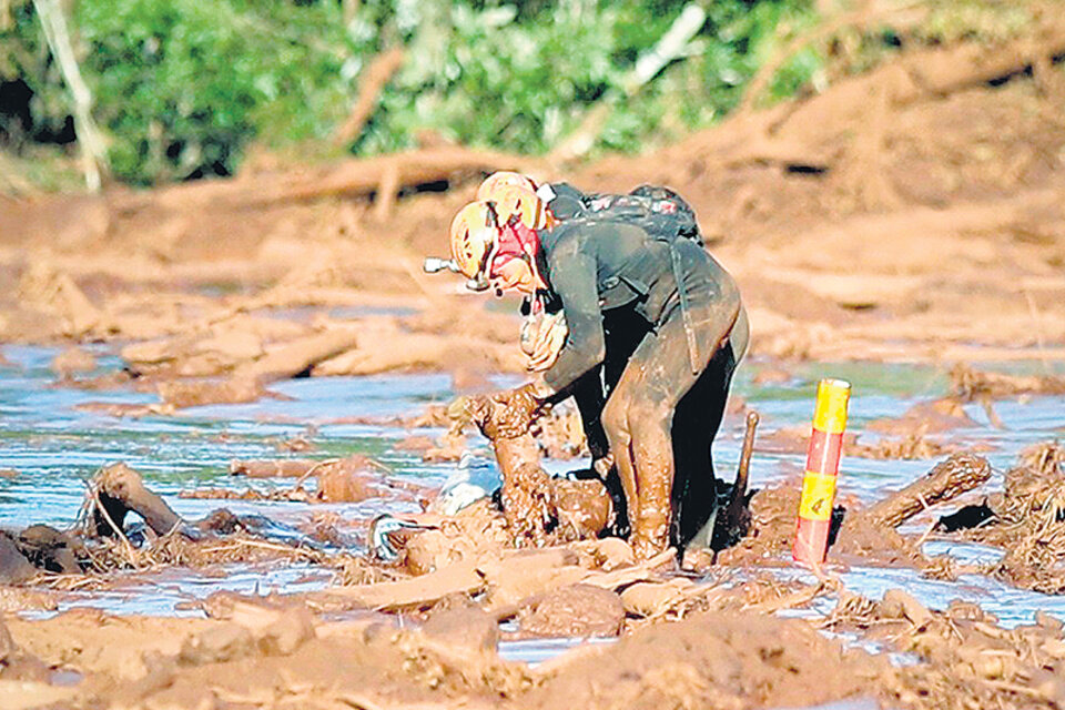 Un bombero rescata un cuerpo de entre el lodo, durante las tareas de búsqueda en Brumadinho. (Fuente: EFE)