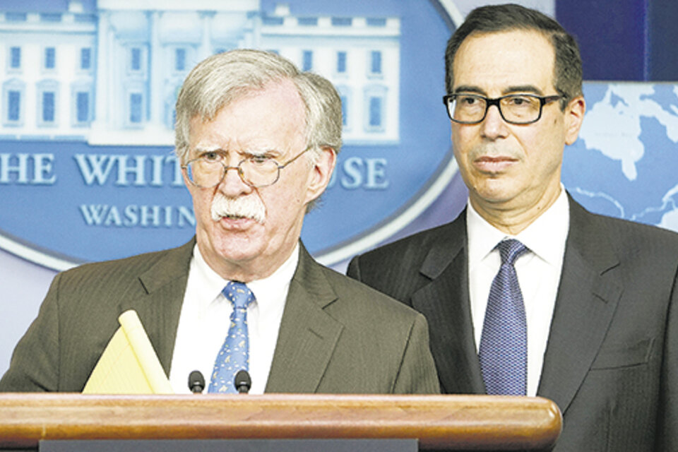 John Bolton y Steven Mnuchin anunciaron las nuevas sanciones contra el gobierno venezolano. (Fuente: AFP)