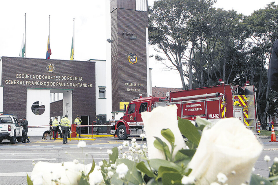 Tributo floral a las víctimas frente a la Academia General Santander de Bogotá, donde ocurrió la explosión.
