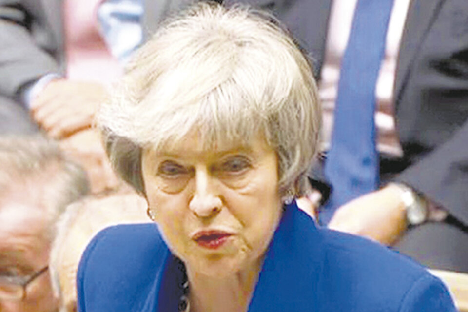 Captura de video de la primera ministra británica durante su comparencia en el Parlamento.