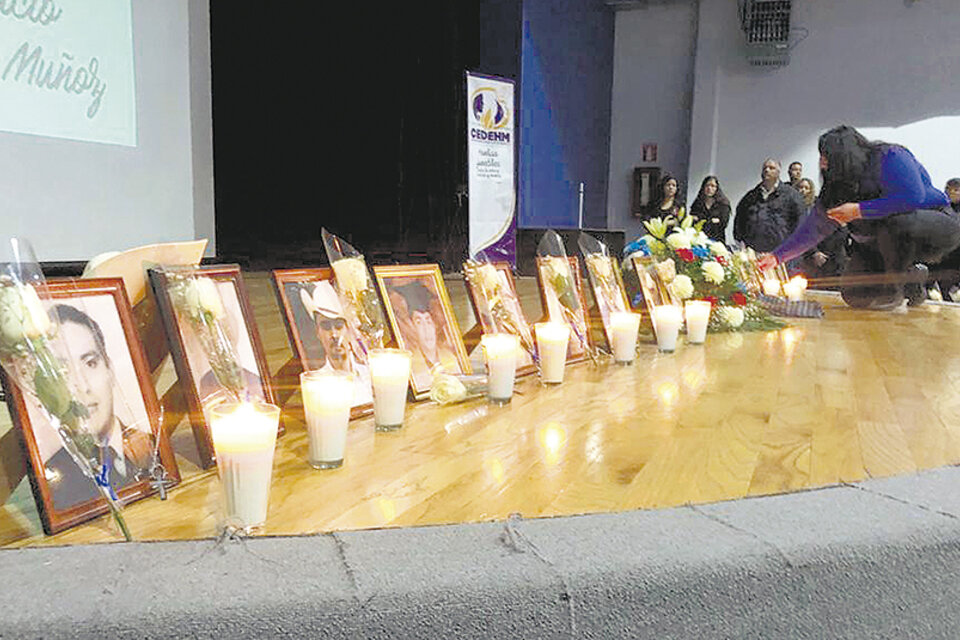 Homenaje a las víctimas identificadas ayer en el auditorio municipal de Cuauhtémoc, Chihuahua. (Fuente: EAAF)