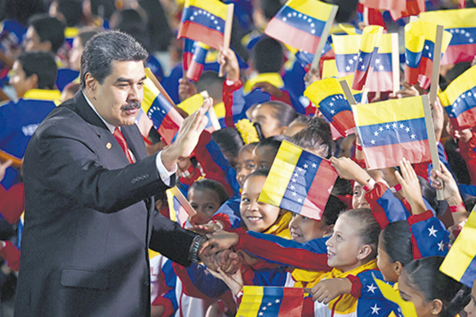 “Juro en nombre del pueblo de Venezuela que cumpliré los postulados y mandatos de la Constitución”, dijo Maduro.