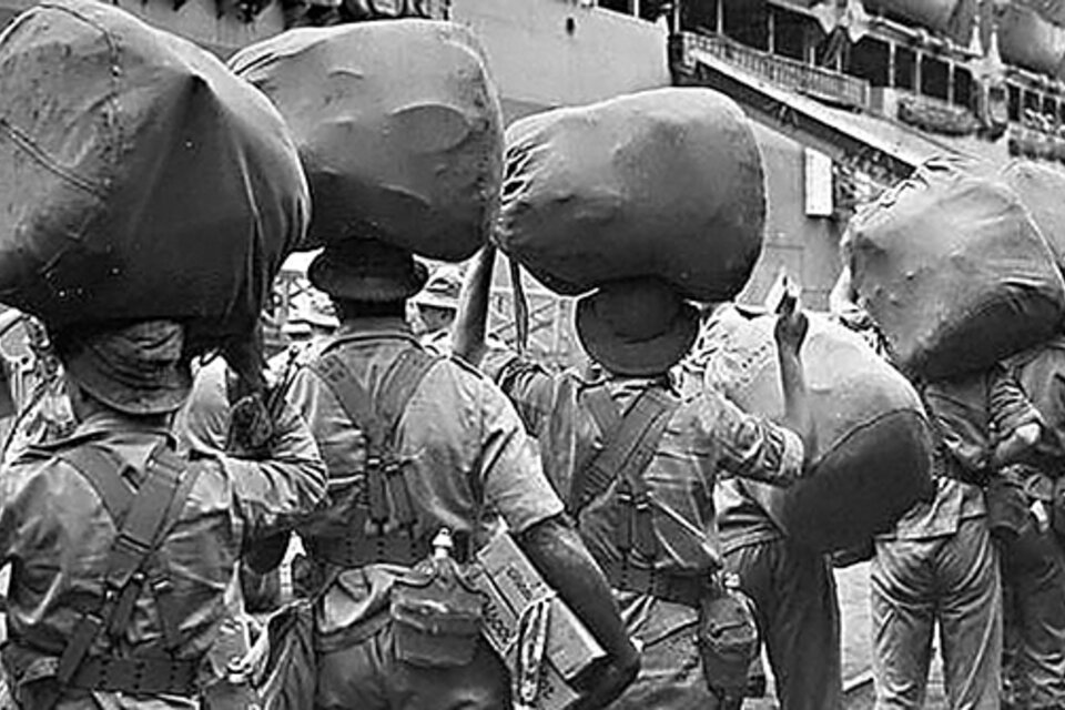 Tropas brasileñas embarcando rumbo a Italia en la Segunda Guerra Mundial. Llevaban la insignia de la Víbora que Fuma y sufrieron cientos de muertos.