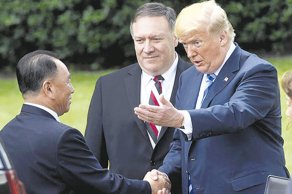 Trump le da la bienvenida al general Kim Yong Chol, quien llegó en helicóptero a los jardines de la Casa Blanca. (Fuente: AFP)