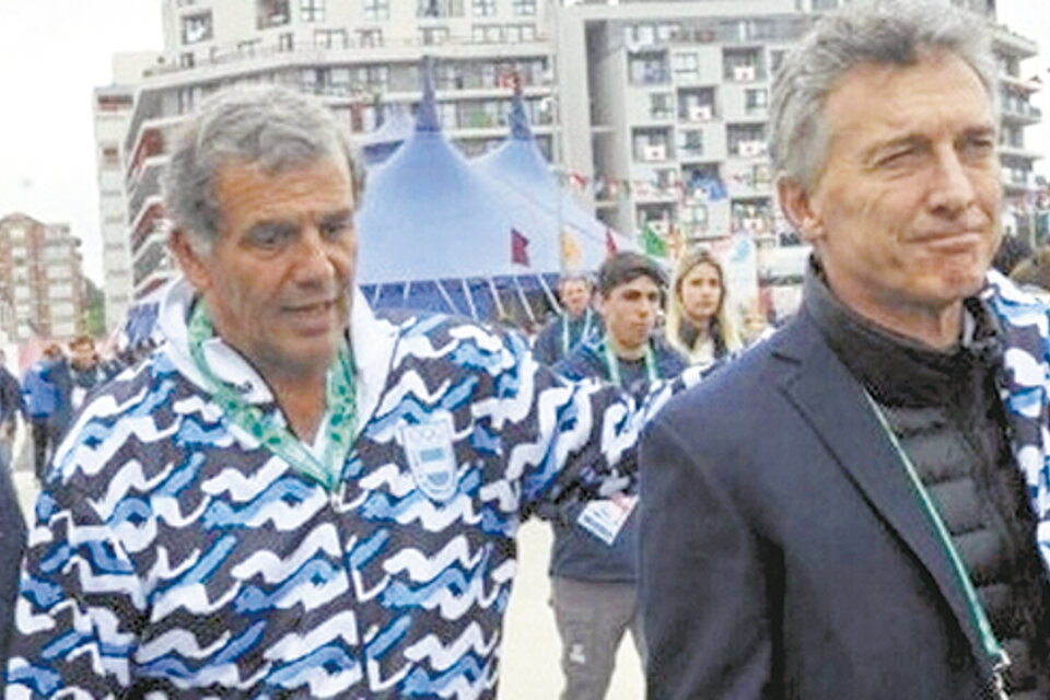 El secretario de Deportes, Diógenes de Urquiza Anchorena, junto a Mauricio Macri.