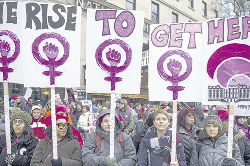 Manifestantes portando pancartas feministas marchan cerca de Plaza Libertad en Washington DC.