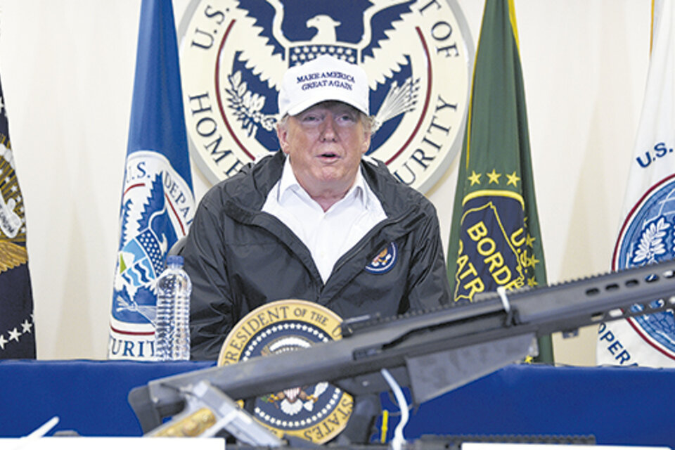 “Si no tenés una barrera de acero o un muro de algún tipo, vas a tener tráfico de personas”, dijo Trump. (Fuente: AFP)